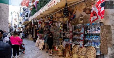 Bari Vecchia, i negozi di souvenir: «Prima venivano solo i pellegrini, ora vendiamo a migliaia di turisti» 